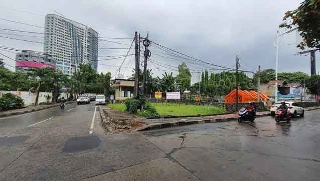 Tanah Hook di Jalan Raya Tanjung Barat Jakarta Selatan