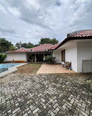Rumah Siap Huni dengan Kolam Renang di Kemang Jakarta Selatan