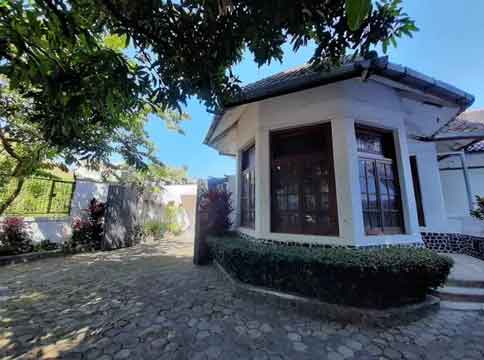 Rumah Vintage Non Heritage di Mainroad Wastukencana Bandung
